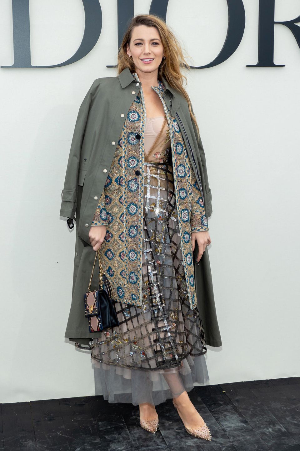 Im Rahmen der Paris Fashion Week posiert Hollywoodstar Blake Lively vor der Show von Dior im eleganten Lagen-Look. Ein Look, der viele Möglichkeiten bieten. Genauer gesagt drei Styling-Möglichkeiten, die Blake auch kurzerhand vorführt ... Im Rahmen der Paris Fashion Week posiert Hollywoodstar Blake Lively vor der Show von Dior im eleganten Lagen-Look. Ein Look, der viele Möglichkeiten bieten. Genauer gesagt drei Styling-Möglichkeiten, die Blake auch kurzerhand vorführt ...
