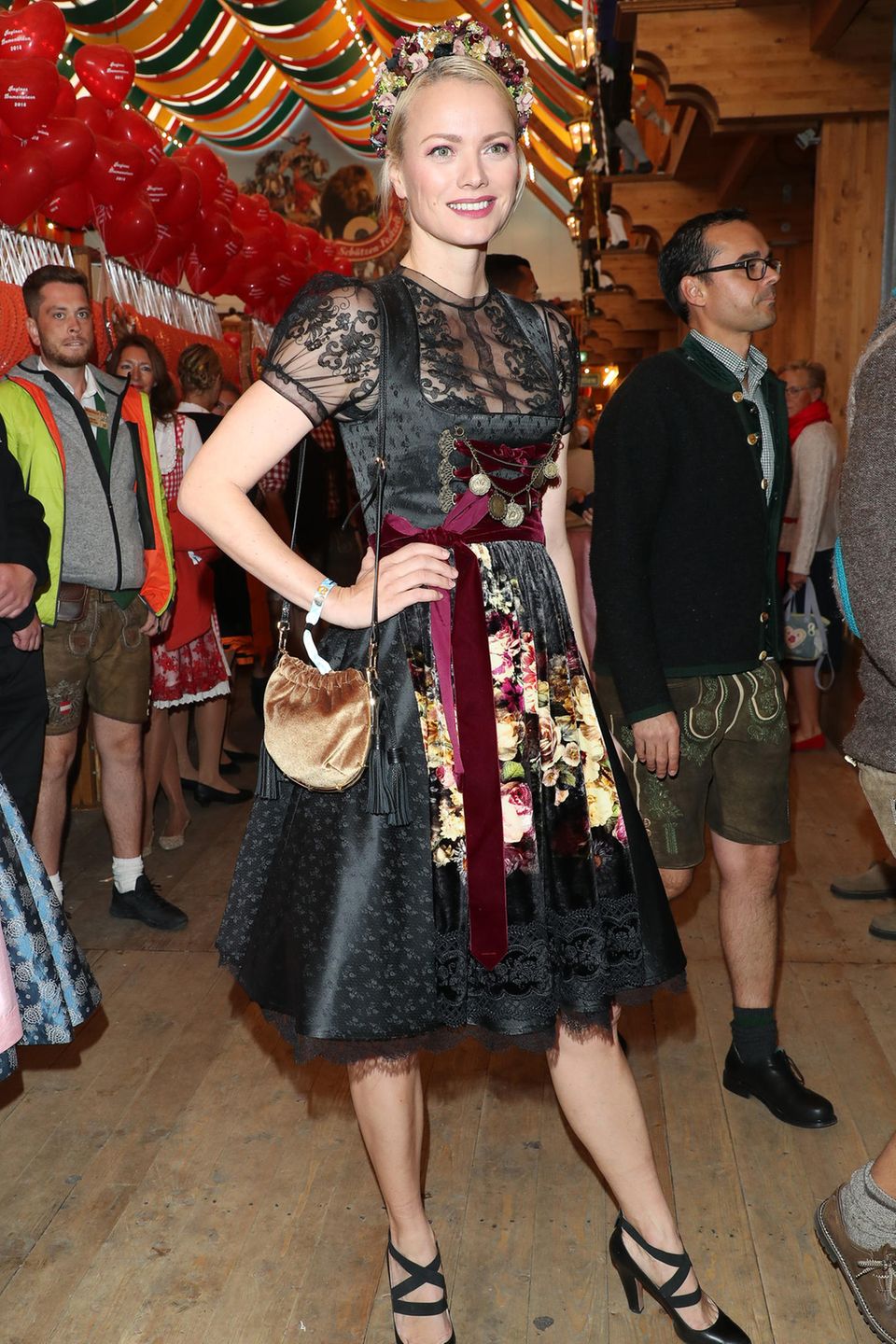 Model Franziska Knuppe macht in dunkler Tracht eine mehr als gute Figur. Model Franziska Knuppe macht in dunkler Tracht eine mehr als gute Figur.
