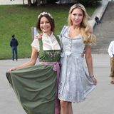 Model Gitta Saxx und Dr. Sabine Piller rücken für ein fröhliches Foto zusammen.