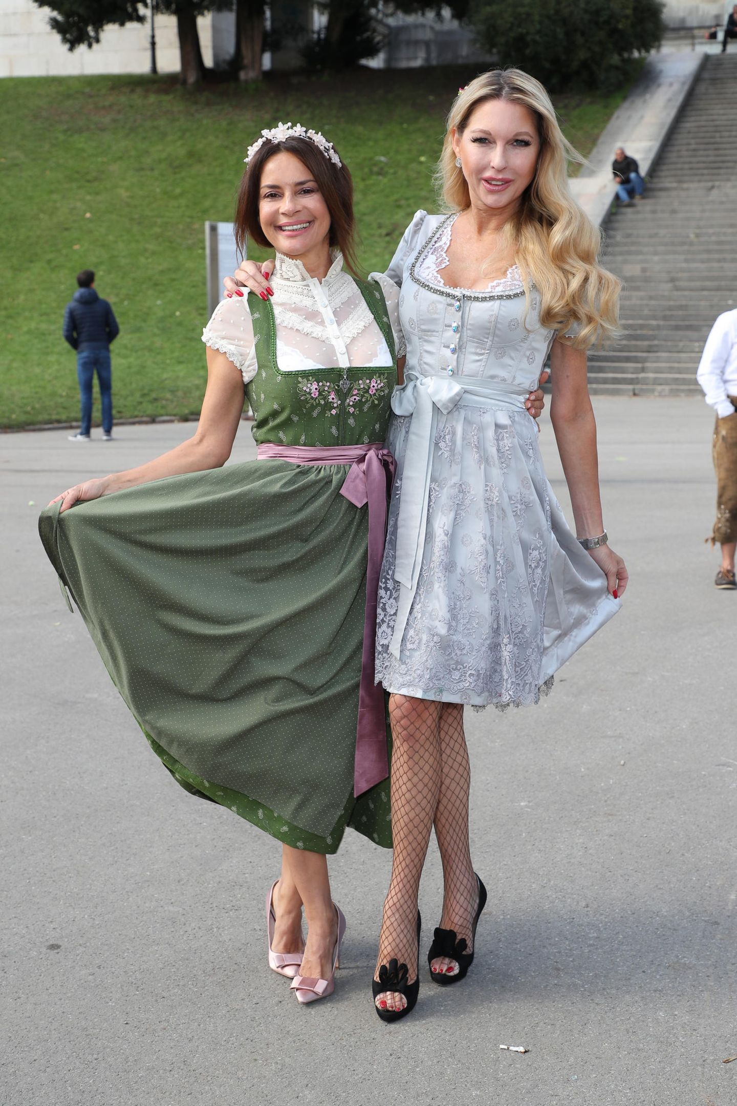Model Gitta Saxx und Dr. Sabine Piller rücken für ein fröhliches Foto zusammen.