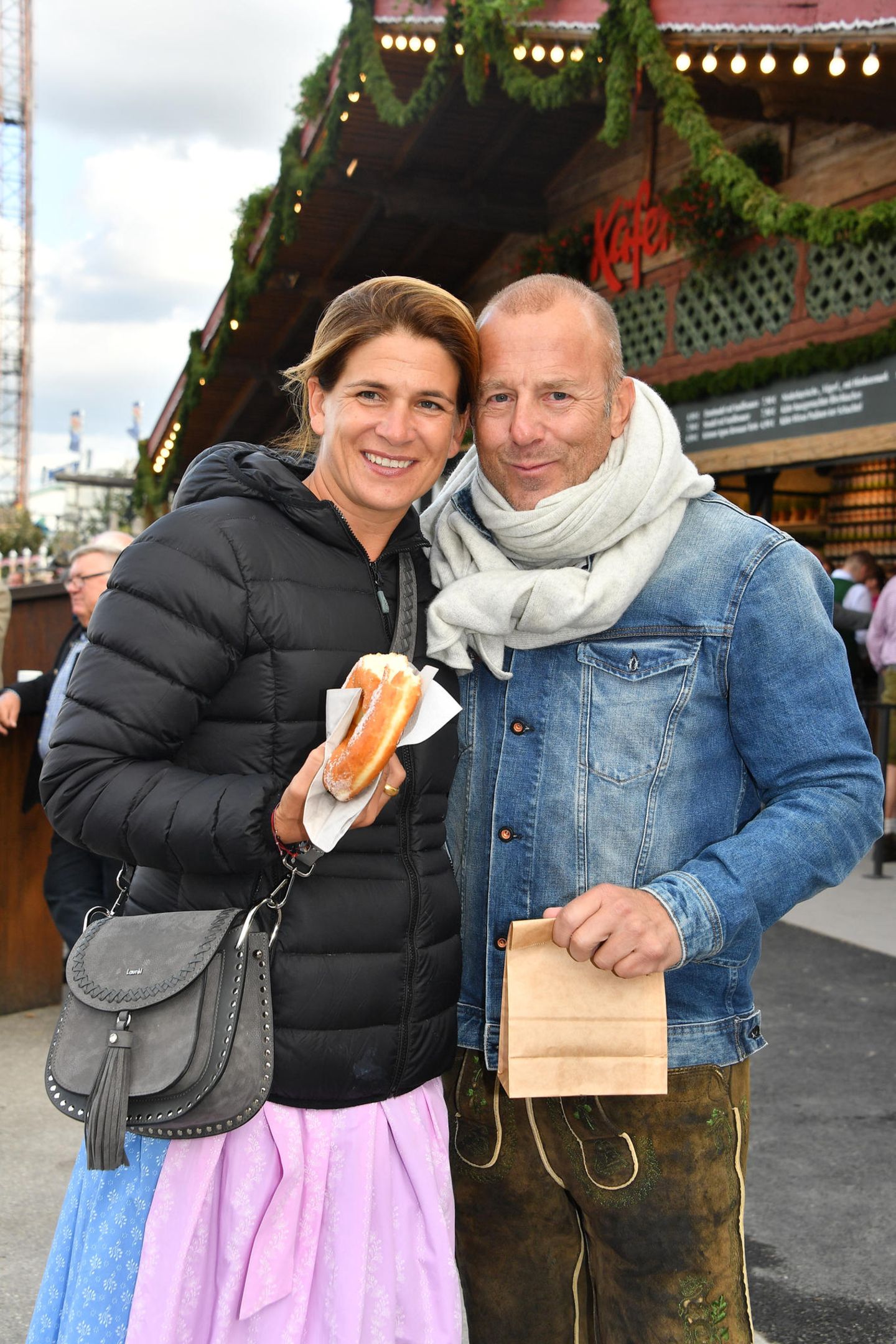 Schauspieler Heino Ferch mit Ehefrau Marie Jeanette trotzen vor dem Schützenzelt der Kälte.