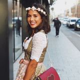 Farblich passend zu ihrem Lippenstift kombiniert Sarah Lombardi eine niedliche Handtasche mit Herz-Applikation. Die Sängerin fühlt sich sichtlich wohl in ihrem Oktoberfest-Look.