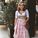 Tatsächlich ist Sängerin Sarah Lombardi zum ersten Mal auf der Wiesn. Den Dresscode kennt sie aber natürlich ganz genau. Sie trägt ein beigefarbenes Dirndl in Kombination mit einer rosafarbenen, bestickten Schürze. 