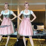Model Franziska Knuppe trägt dasselbe Dirndl wie Sängerin Sarah Lombardi - jedoch mit einer schlichten Schürze. Das Dirndl stammt aus der Cathy Hummels Kollektion für Trachten Angermaier. Hingucker bei Franzis Look ist definitiv der hübsche Blumenkranz und ihr Dekolléte. 