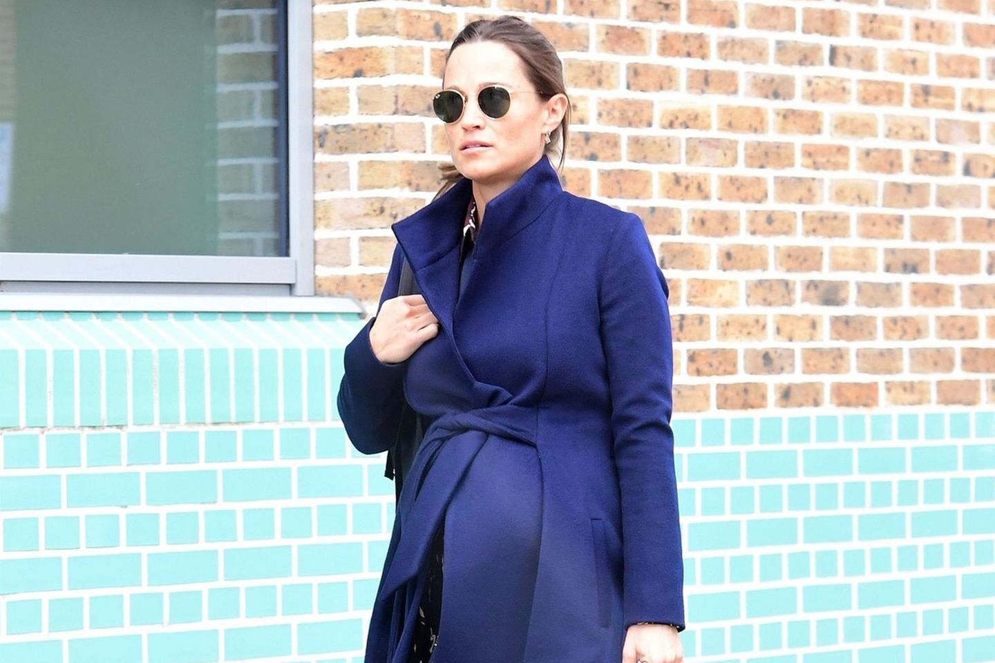 In einem dunkelblauen Mantel von The Fold London verlässt sie mit XL-Babykugel und Sporttasche ein Fitnessstudio in London. Scheint, als würde sie selbst so kurz vor der Geburt (der Termin ist im Oktober) auch nicht auf ihre Work-Outs verzichten. 