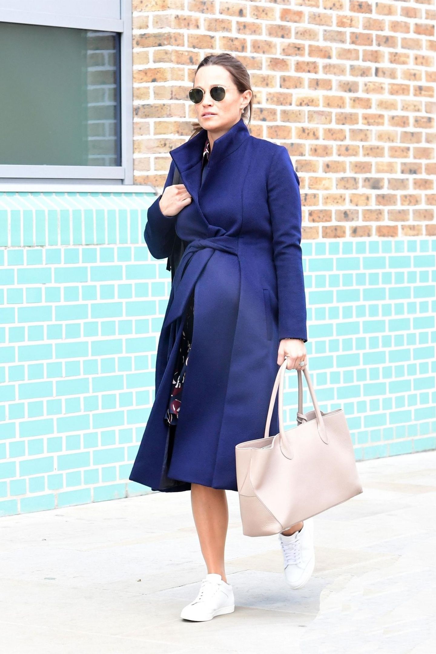In einem dunkelblauen Mantel von The Fold London verlässt sie mit XL-Babykugel und Sporttasche ein Fitnessstudio in London. Scheint, als würde sie selbst so kurz vor der Geburt (der Termin ist im Oktober) auch nicht auf ihre Work-Outs verzichten. 