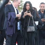 Francois Henri Pinault und Salma Hayek checken noch einmal ihre Smartphones, bevor sie sich im Anschluss auf die Mode konzentrieren.