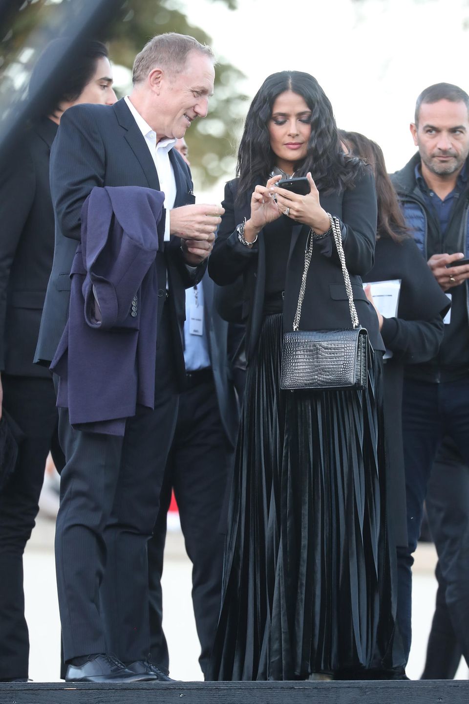 Francois Henri Pinault und Salma Hayek checken noch einmal ihre Smartphones, bevor sie sich im Anschluss auf die Mode konzentrieren.