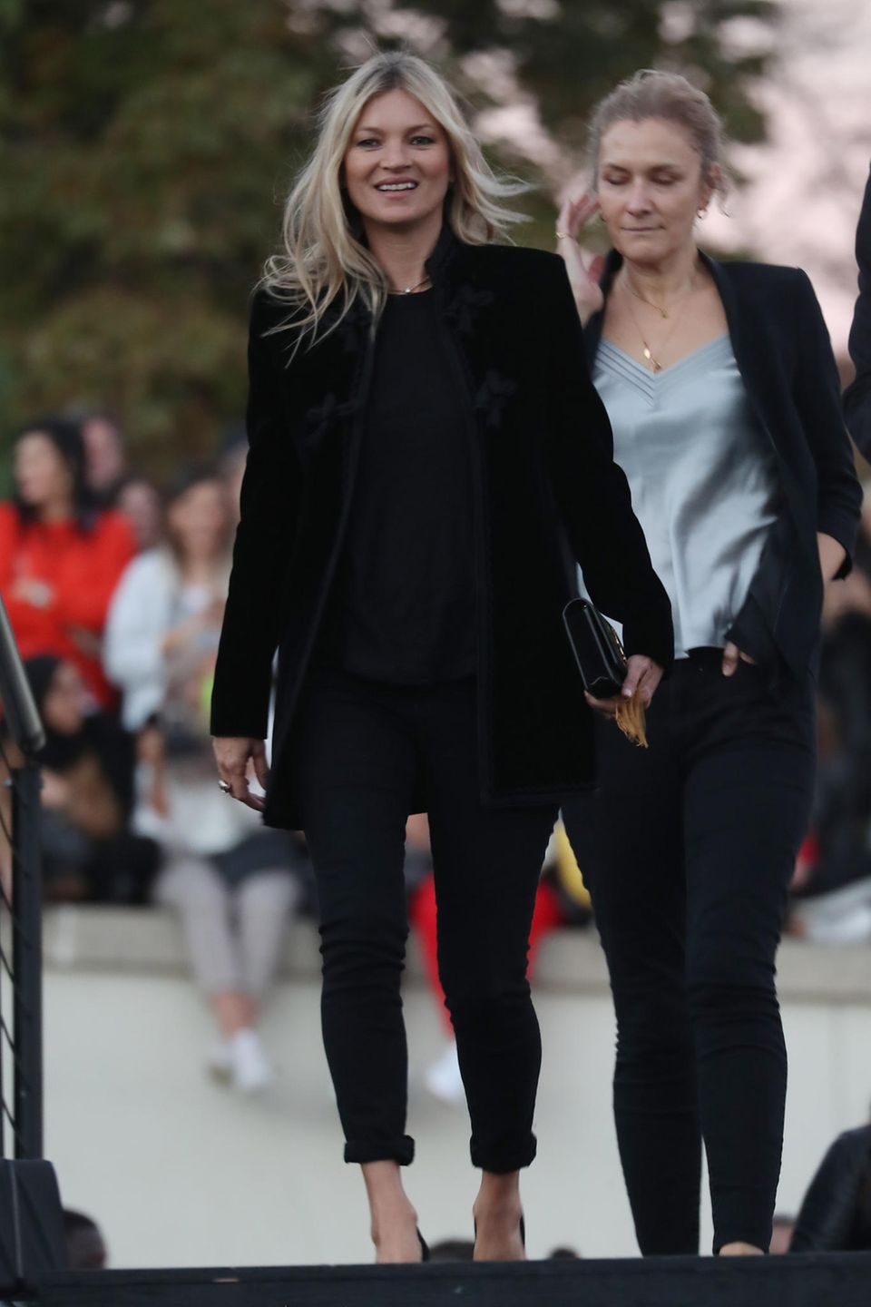 Dieses Saint-Laurent-Spektakel lassen sich die größten Stars und Models natürlich nicht entgehen. Selbst Kate Moss ist dafür nach Paris gekommen.