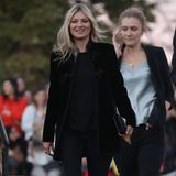 Dieses Saint-Laurent-Spektakel lassen sich die größten Stars und Models natürlich nicht entgehen. Selbst Kate Moss ist dafür nach Paris gekommen.