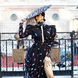 Wie ein Kunstwerk posiert Cardi B vor der Show von ETAM.