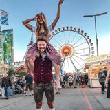 Alexander trägt eine Kombination von Krüger Dirndl. Zur klassischen Lederhose kombiniert er ein gewöhnliches, weißes Hemd und eine rote Trachtenweste. 