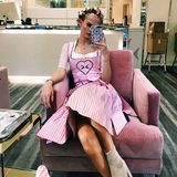 Das perfekte (Haar-)Styling ist auf der Wiesn ein absolutes Muss: Die ehemalige GNTM-Teilnehmerin Darya Strelnikova stattet Star-Frisur André Schulz vorm Besuch der Barbie-Wiesn einen Besuch ab. Sie trägt ein rosafarbenes Dirndl von Giacomelli Trachten. 