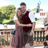 Frisch verliebt auf dem Oktoberfest: Bachelorette Nadine Klein und ihr Alex feiern Nadines Geburtstag auf der Wiesn und können gar nicht die Finger von einander lassen. Nadine trägt ein einfarbiges Dirndl in Altrosa von Julia Trentini, dazu kombiniert sie helle Pumps von Asos. Doch auch Alexander weiß, wie man sich auf dem Oktoberfest zu stylen hat. 