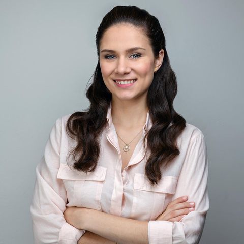 Helen Barke ist "Denise Saalfeld"  Denise ist eines der vier Kinder von Christoph und Xenia Saalfeld und kommt gemeinsam mit ihrer Schwester Annabelle an den "Fürstenhof". Als Denise in einem sagenumwobenen Spiegel den mysteriösen Joshua Winter erblickt, ist es sofort um sie geschehen: Sie verliebt sich! Wäre da nur nicht ihre durchtriebene Schwester, die ebenfalls ein Auge auf den attraktiven Gärtner geworfen hat...  Helen Barke hat 2017 ihr Diplom an der Film-Academy in Wien gemacht und war unter anderem schon am Theater und im Tatort zu sehen. Die Rolle in "Sturm der Liebe" ist ihre erste große TV-Rolle.   Fun Fact: Helen Barke sorgte mit ihrem Auftritt in "Tatort München: Hardcore" im Oktober 2017 für Aufsehen: Sie spielte eine Porno-Darstellerin, die ermordet in einem Planschbecken aufgefunden wird.