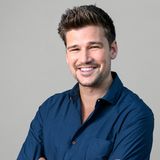 Max Beier ist "Tobias Ehrlinger"  Tobias Ehrlinger führt die Familie an den Fürstenhof: Azubi Romy Ehrlinger ist seine Cousine und der will er einen Besuch abstatten. Doch aus der Stippvisite wird unerwartet ein längerer Aufenthalt, denn der angehende Feuerwehrmann wird - trotz eher mäßiger Fähigkeiten - als Handwerker vom Hotel engagiert. Dabei trifft Tobias sogar auf seine große Liebe Boris Saalfeld. Dessen Vater Christoph Saalfeld ist die Beziehung allerdings ein Dorn im Auge. Doch die Liebe zu Tobias ist stärker als jede Intrige und so schwören sich die beiden in einer romantischen Zeremonie am Fürstenhof ihr Jawort. Danach schlage Tobias und Boris ein neues Kapitel auf und ziehen nach Hamburg.  Max Beier ist war von Ende Juni 2018 bis Ende März 2019 bei "Sturm der Liebe" zu sehen. Es ist seine erste TV-Rolle. Zuvor sammelte er Erfahrung am Theater und als Kabarettist mit dem Programm "Beier und Hang".   Fun Fact: Beim Casting für die Rolle "Tobias Ehrlinger" ging Beier beim Küssen mit Kollege Florian Frowein so ran, dass für Frowein sofort klar war: "Der will die Rolle unbedingt". Geküsst, getan! 