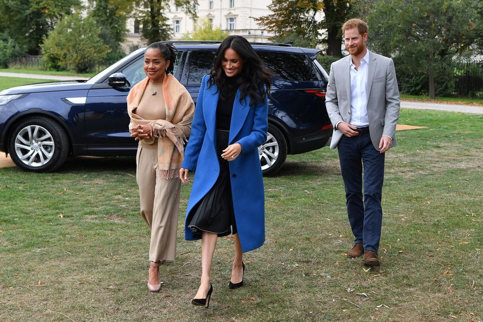 Meghan Markle: Zusammen mit ihrer Mutter Doria und ihrem Mann, Prinz Harry, schreitet Herzogin Meghan zu ihrer kleinen Charity-Kochstunde. Zusammen mit ihrer Mutter Doria und ihrem Mann, Prinz Harry, schreitet Herzogin Meghan zu ihrer kleinen Charity-Kochstunde.
