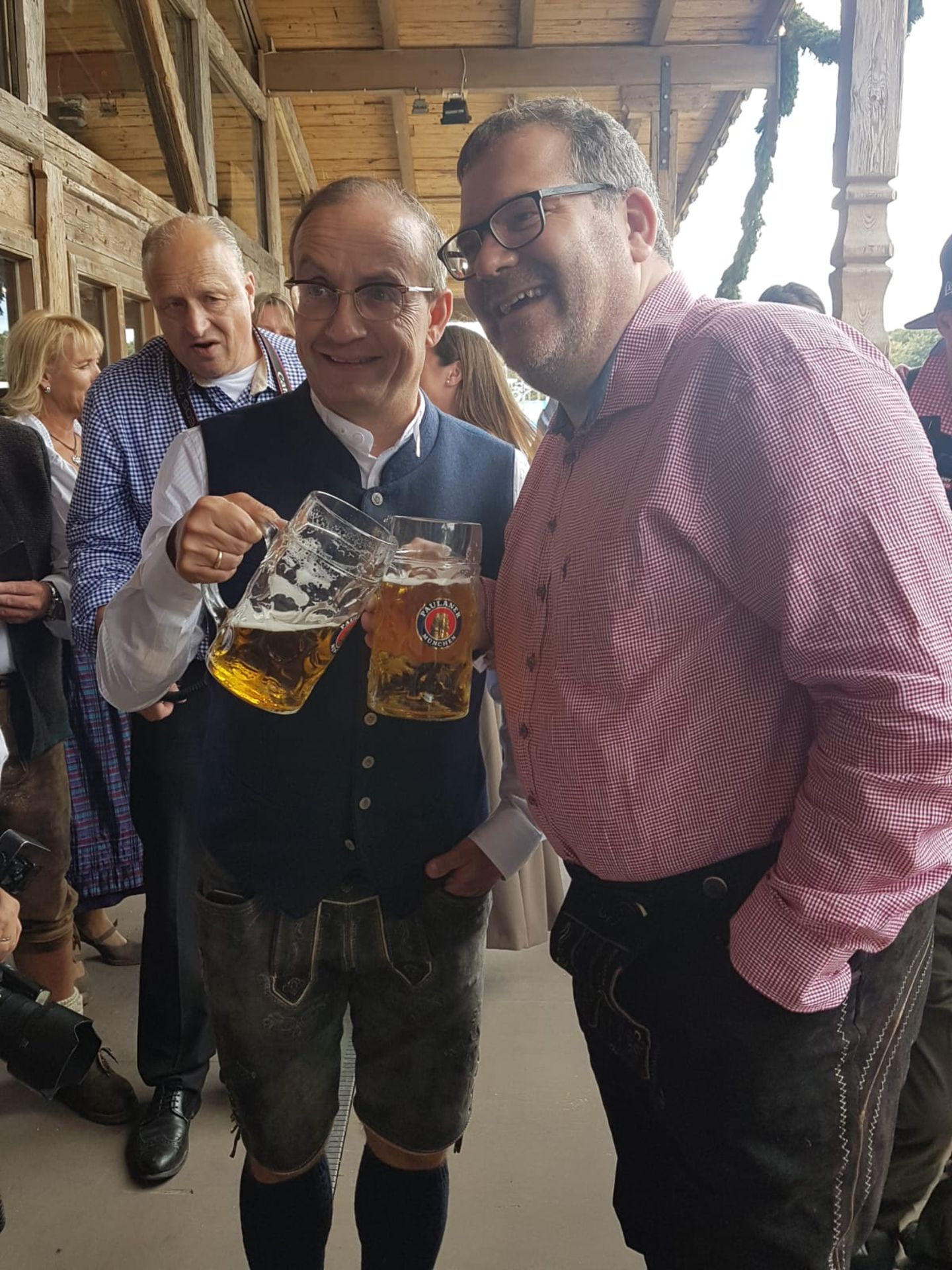 Zwei Comedians stoßen an: Wigald Boning und Elton.