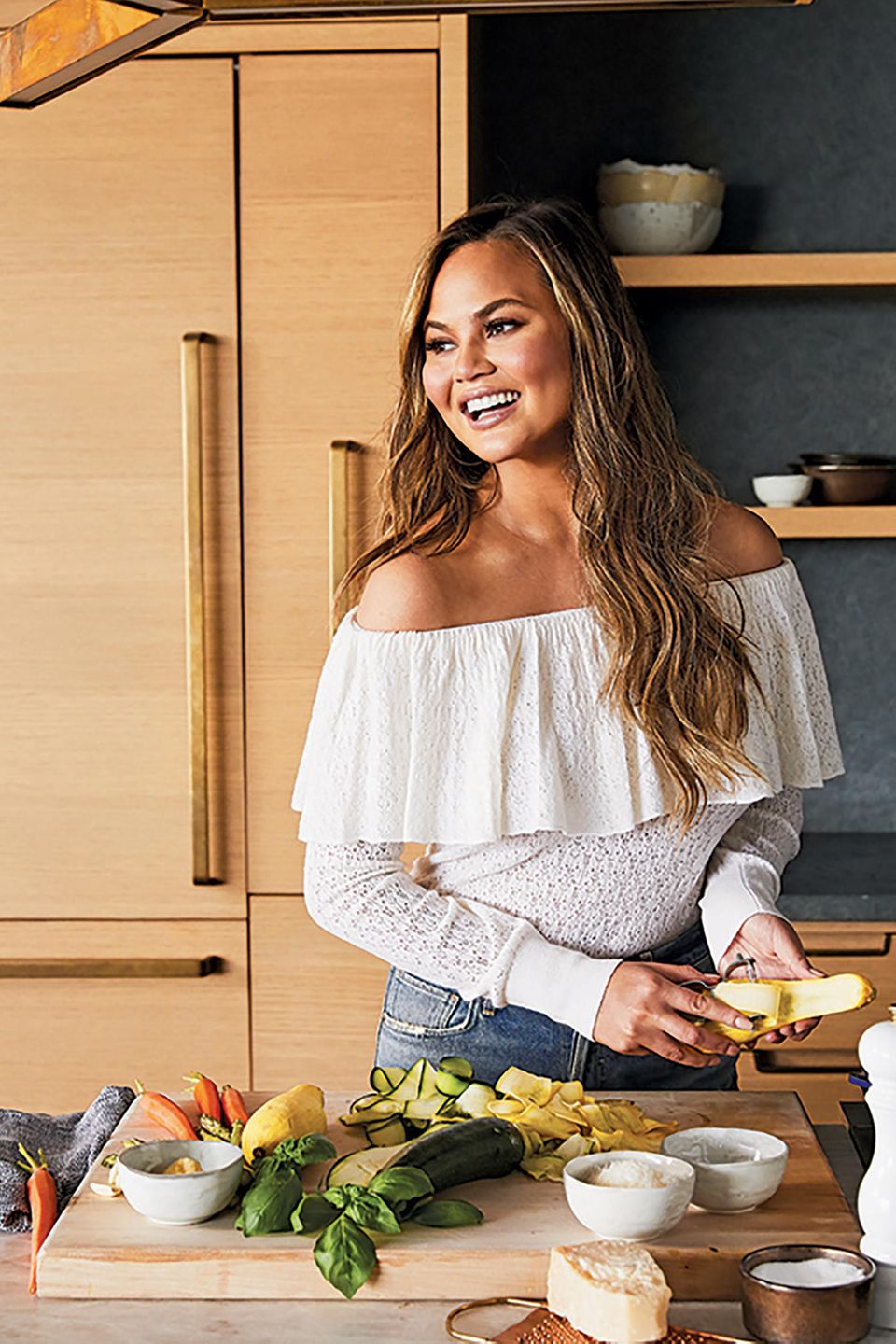 Zusammen mit der amerikanischen Supermarktkette "Target" hat Chrissy Teigen insgesamt 40 Küchenutensilien designt: Von Trinkgläsern, über Bowls und Messern, bis hin zu Rührbesen und gusseisernem Ofengeschirr ist alles dabei, was das Herz von Hobbyköchen höher schlagen lässt. Kochen wie bei Teigen/Legends ist jetzt also für jedermann möglich! Zusammen mit der amerikanischen Supermarktkette "Target" hat Chrissy Teigen insgesamt 40 Küchenutensilien designt: Von Trinkgläsern, über Bowls und Messern, bis hin zu Rührbesen und gusseisernem Ofengeschirr ist alles dabei, was das Herz von Hobbyköchen höher schlagen lässt. Kochen wie bei Teigen/Legends ist jetzt also für jedermann möglich!