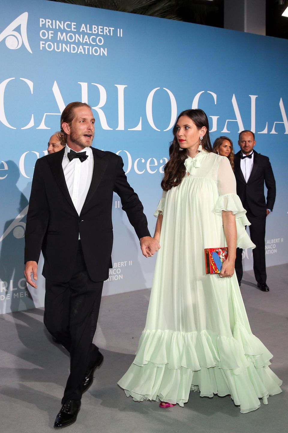 Andrea Casiraghi hält seine romantisch im zartem Hellgrün gestylte Frau Tatiana Santo Domingo fest an der Hand.