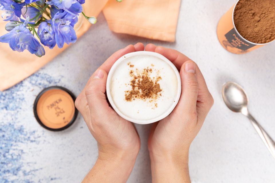 Spice up your Training: In dem "Pumpkin Pie Spice" von Just Spices sind gleich drei Sportgewürze enthalten: Zimt, Ingwer und Nelke (antibakteriell + schmerzstillend) bringen nicht nur einen süßlich-scharfen Geschmack in den Kürbiskuchen oder -latte, sondern auch den absoluten Trainings-Kick. In dem "Pumpkin Pie Spice" von Just Spices sind gleich drei Sportgewürze enthalten: Zimt, Ingwer und Nelke (antibakteriell + schmerzstillend) bringen nicht nur einen süßlich-scharfen Geschmack in den Kürbiskuchen oder -latte, sondern auch den absoluten Trainings-Kick.