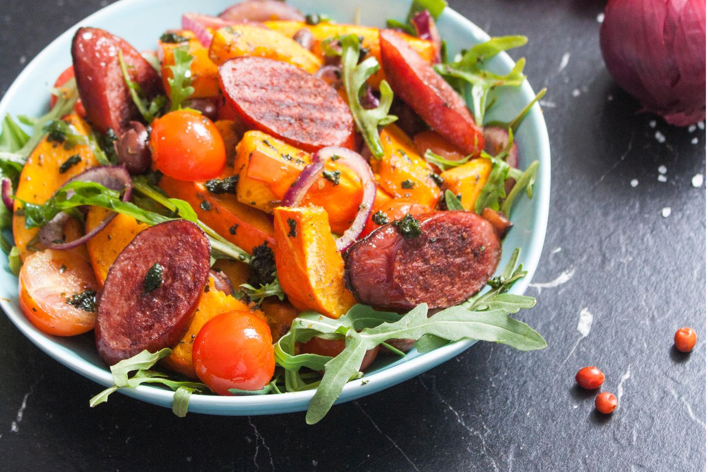 Spice up your Training: Super im Herbst: Feuriges Ofengemüse mit Kürbis, Tomaten und Rucola. Die Schärfe, die die Fettverbrennung ankurbelt, stammt hier vom Chili. Am besten eignen sich dafür zum Beispiel die Chili Chiltepine von VIOLAS', die sich ganz einfach zerstoßen lassen und uns so richtig Feuer unterm Hintern machen. Da hält kein Trainer dieser Welt mit! Super im Herbst: Feuriges Ofengemüse mit Kürbis, Tomaten und Rucola. Die Schärfe, die die Fettverbrennung ankurbelt, stammt hier vom Chili. Am besten eignen sich dafür zum Beispiel die Chili Chiltepine von VIOLAS', die sich ganz einfach zerstoßen lassen und uns so richtig Feuer unterm Hintern machen. Da hält kein Trainer dieser Welt mit!