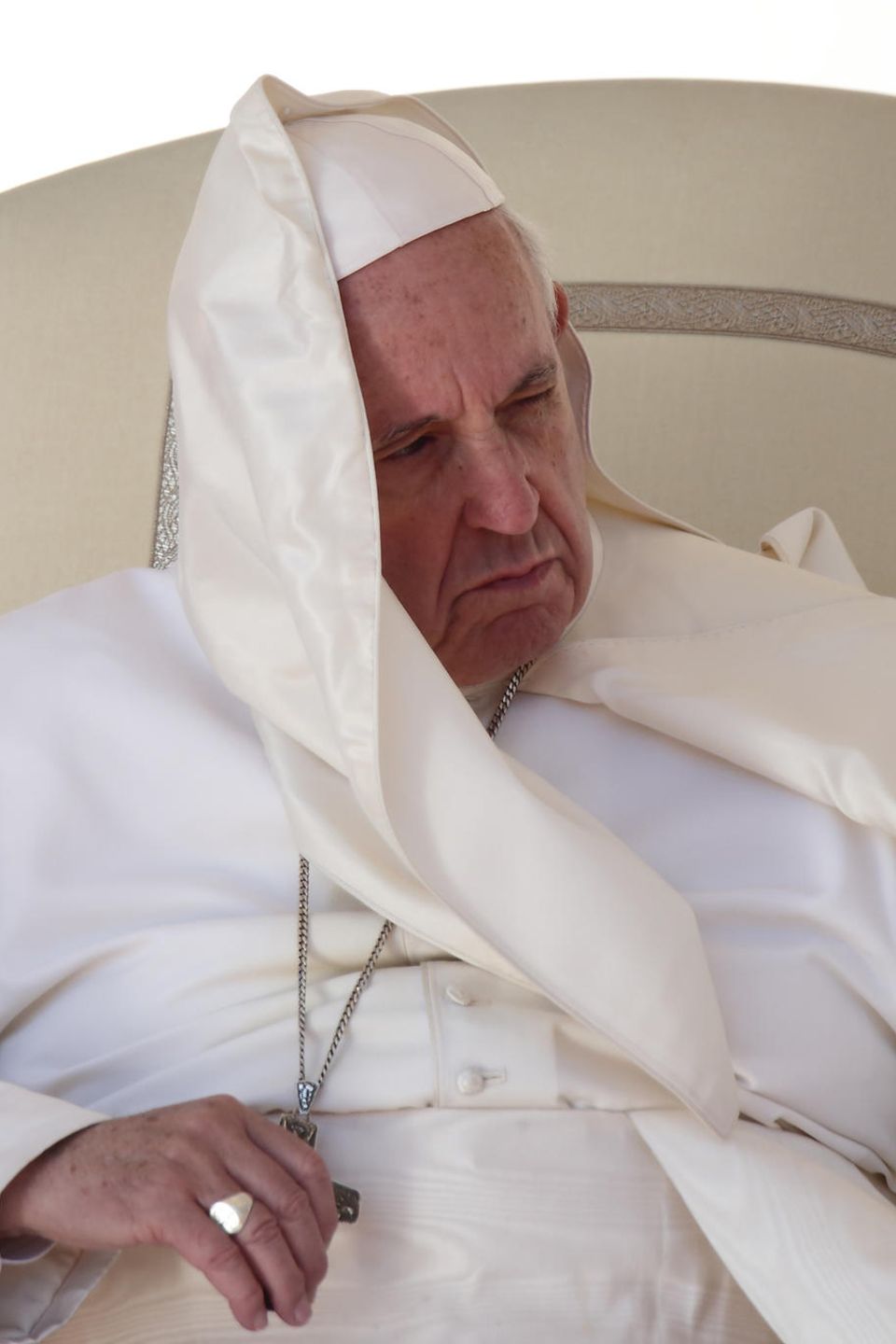 26. September 2018  Papst Franziskus zeigt sich nicht gerade erfreut über den lästigen Wind ...