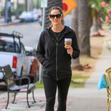 26. September 2018  Jennifer Garner bei einem entspannten Herbstspaziergang mit Kaffee in Los Angeles. 