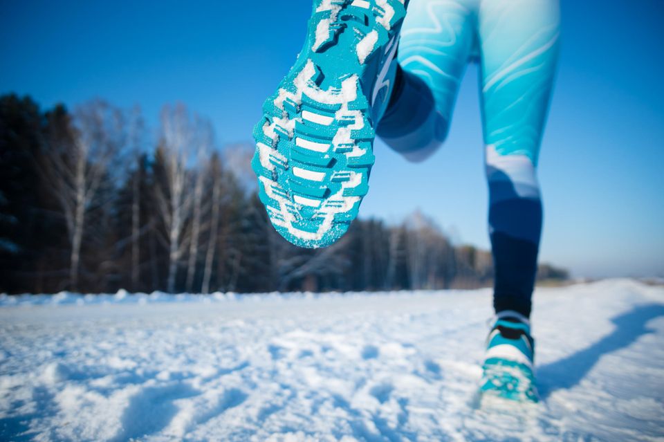 Denken Sie beim Joggen im Winter unbedingt an die richtige Bekleidung. Überfordern Sie Ihren Körper nicht unnötig indem Sie mit T-Shirt und kurzer Hose den Lauf beginnen. Atmungsaktive und wetterfeste Kleidung sorgt für den perfekten Comfort und Temperaturaustausch. Bedenken Sie unbedingt auch, dass feuchte und vielleicht verschneite Wege und Straßen ein entsprechendes Schuhwerk voraussetzen.