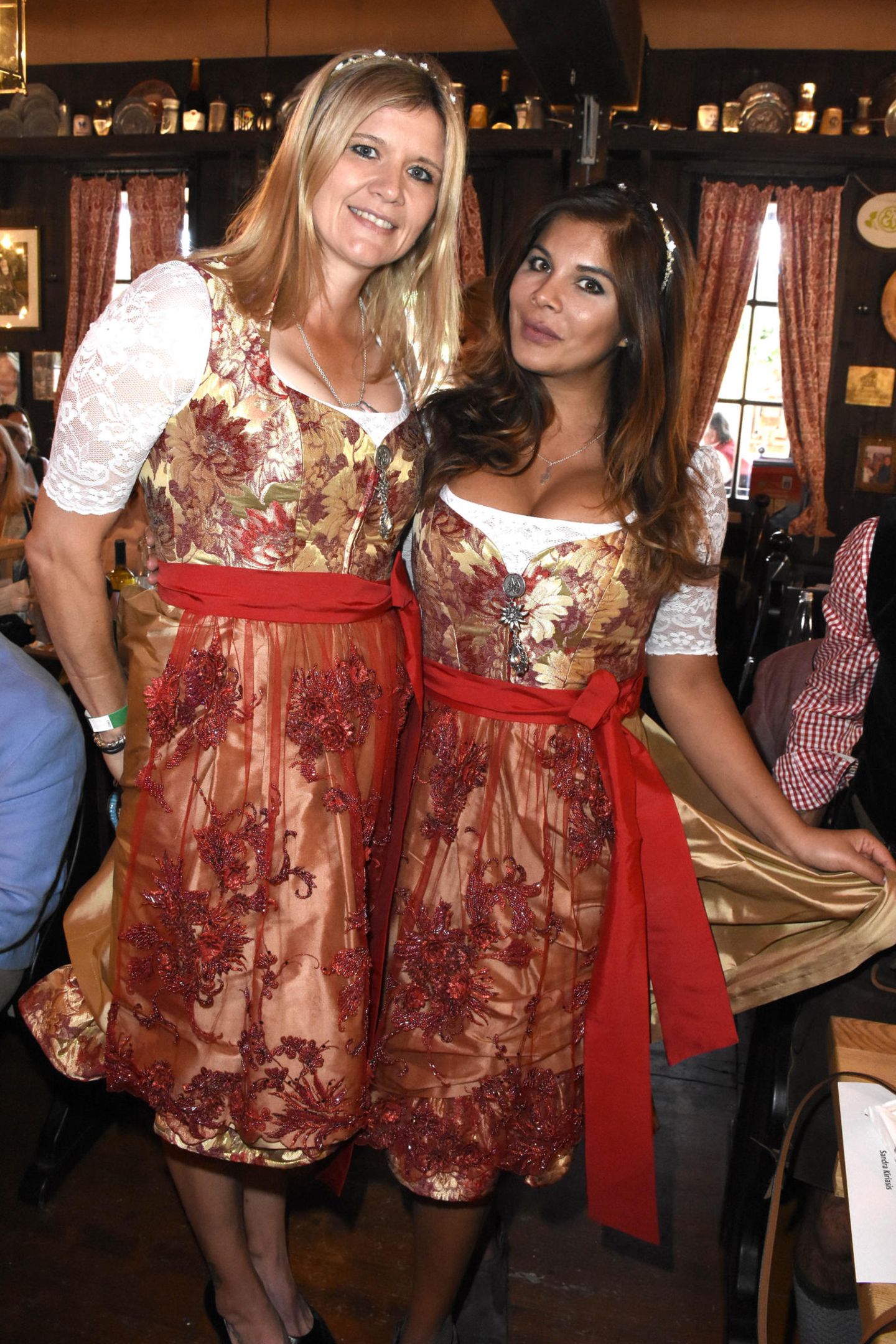 Bobpilotin Sandra Kiriasis und Sängerin Indira Weis beim Wiesn-Charity-Lunch im Festzelt "Zur Bratwurst".