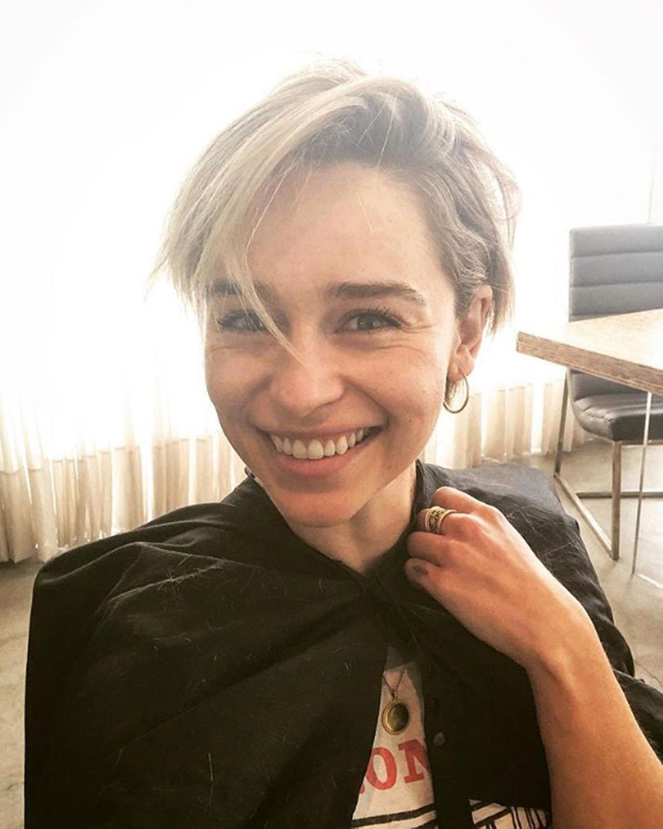 Genau das hat Emilia jetzt auch getan, die Haare sind ab, und sie sieht mit ihrem (scherzhaft so beschriebenen) Gwyneth-und-Brad-Gedächtnislook ganz bezaubernd aus. Genau das hat Emilia jetzt auch getan, die Haare sind ab, und sie sieht mit ihrem (scherzhaft so beschriebenen) Gwyneth-und-Brad-Gedächtnislook ganz bezaubernd aus.