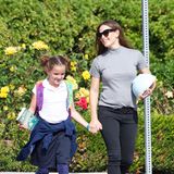 27. September 2018   Gut gelaunt holt Schauspielerin Jennifer Garner ihre Tochter Seraphina von der Schule ab. Beim Spaziergang gibt es scheinbar viel zu erzählen.