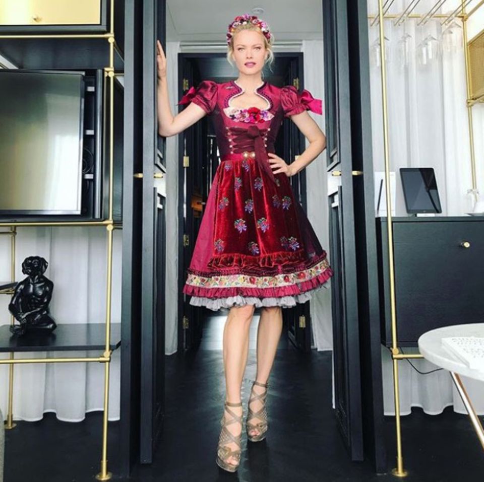 Als Lady in Red auf die Madl-Wiesn: In diesem Wow-Dirndl zieht Franziska Knuppe ganz sicher alle Blicke auf sich. Das edle Modell von Lola Paltinger überzeugt mit raffinierten Details, einem weiblichen Ausschnitt und Samt-Schürze. Als Lady in Red auf die Madl-Wiesn: In diesem Wow-Dirndl zieht Franziska Knuppe ganz sicher alle Blicke auf sich. Das edle Modell von Lola Paltinger überzeugt mit raffinierten Details, einem weiblichen Ausschnitt und Samt-Schürze.