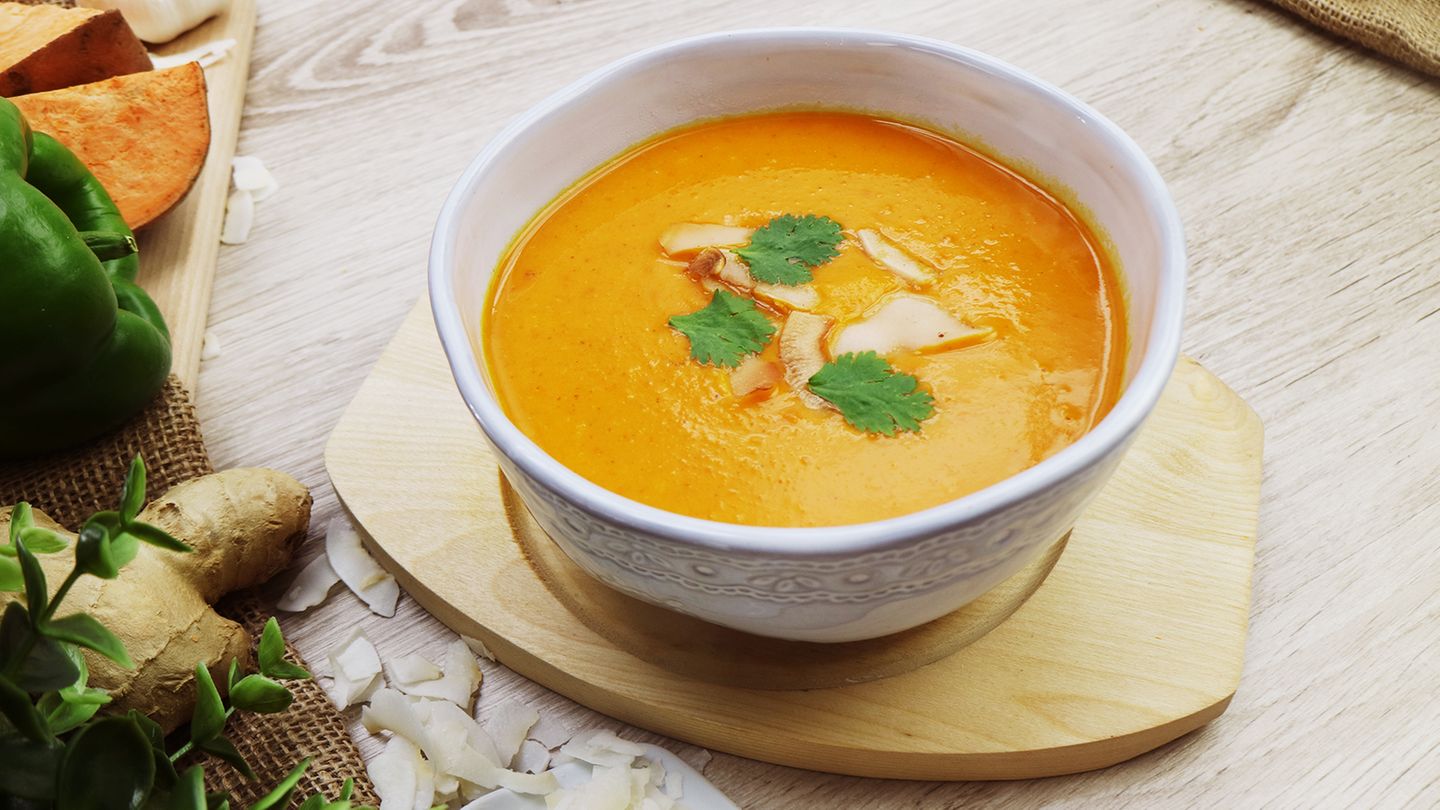 Wärmende Süßkartoffel-Kokos-Suppe mit Curry | GALA.de