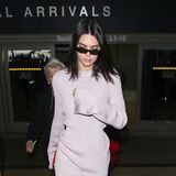 Es ist Model Kendall Jenner! In diesem bequemen Zweiteiler lässt sich ein Langstreckenflug auch einfach am besten überstehen. Zu Hause kann man dann direkt ins gemütliche Bett fallen – äußerst praktisch!