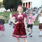 Einen Wow-Auftritt in einem Dirndl aus Samt und süßem Blumenkranz auf dem Kopf legt Franziska Knuppe hin. 
