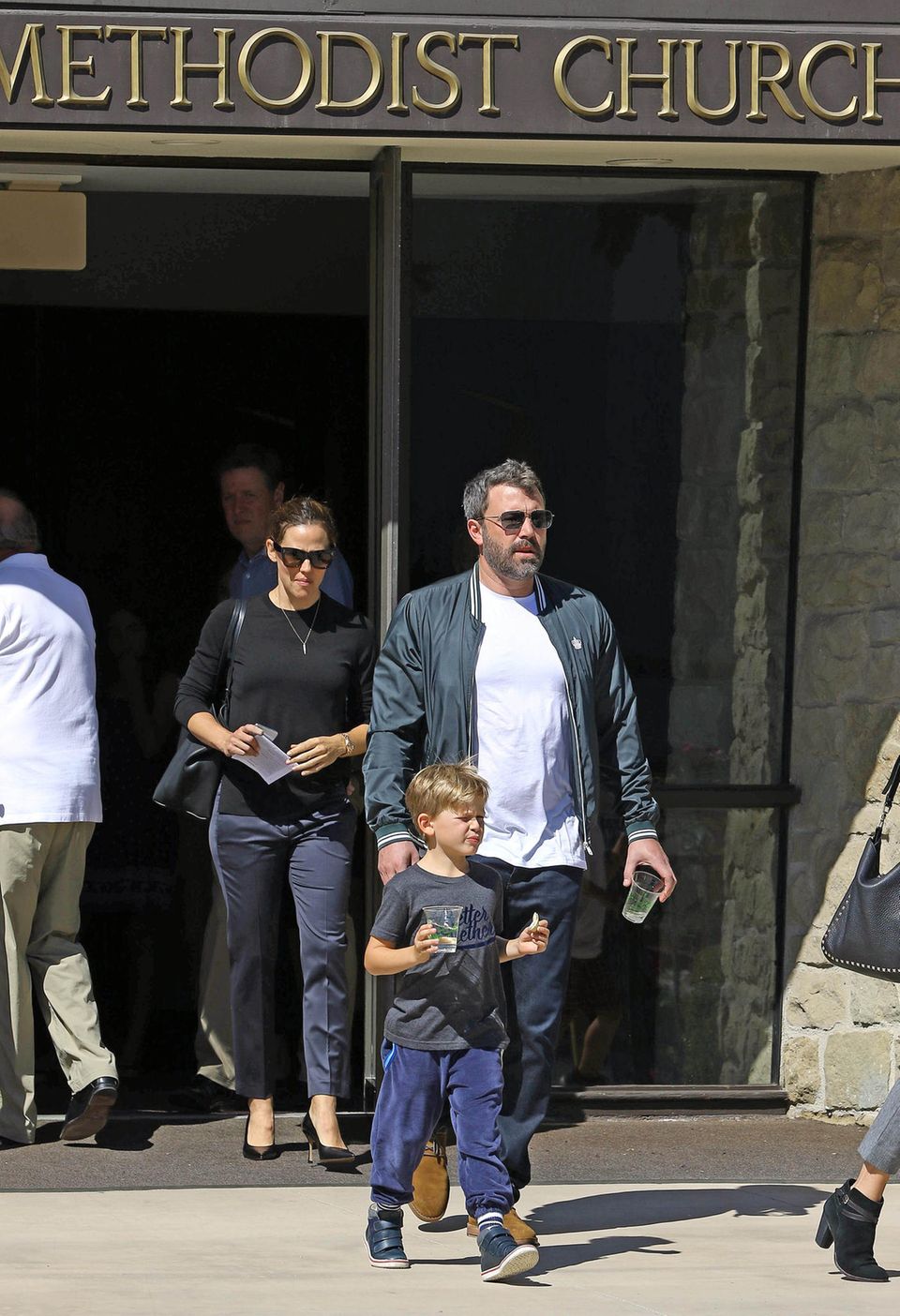 30. September 2018 Ein kleiner Hoffnungsschimmer: Ben Affleck zeigt sich nach seinem Alkoholabsturz mit Ex-Frau Jennifer Garner und Sohn Samuel nach einem Gottesdienst. 30. September 2018 Ein kleiner Hoffnungsschimmer: Ben Affleck zeigt sich nach seinem Alkoholabsturz mit Ex-Frau Jennifer Garner und Sohn Samuel nach einem Gottesdienst.