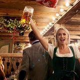 In feuchtfröhlicher Feierlaune: Model Lena Gercke lässt es krachen.