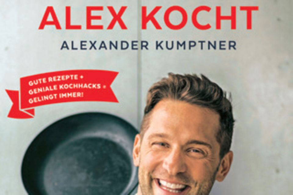Guter Fang: Fans des österreichischen TV-Kochs Alexander Kumptner finden in diesem Buch sämtliche Rezepte, die sein (Koch-)Leben geprägt haben, von Omas Rahmschmarren bis hin zu moderner Crossover-Küche mit Muscheln im Thai-Sud. Dazu verrät er charmante Anekdoten und alltagstaugliche Tipps und Tricks. ("Alex kocht", ZS Verlag, 160 S., 19,99 Euro) Fans des österreichischen TV-Kochs Alexander Kumptner finden in diesem Buch sämtliche Rezepte, die sein (Koch-)Leben geprägt haben, von Omas Rahmschmarren bis hin zu moderner Crossover-Küche mit Muscheln im Thai-Sud. Dazu verrät er charmante Anekdoten und alltagstaugliche Tipps und Tricks. ("Alex kocht", ZS Verlag, 160 S., 19,99 Euro)