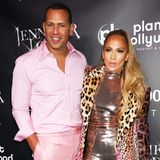 Extravaganter Pärchen-Look: Für den Red Carpet ihrer finalen Show in Las Vegas hat sich Jennifer Lopez ein ganz besonderes Hingucker-Outfit ausgesucht und auch ihr Lebensgefährte Alex Rodriguez fällt direkt ins Auge. Während J.Lo einen Leo-Mantel zu ihrem hautengen Pailletten-Zweiteiler kombiniert, wählte A-Rod einen rosafarbenen All-Over-Look. 