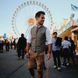 Ex-Bachelor Sebastian Pannek zeigt sich gut gelaunt auf der Wiesn.