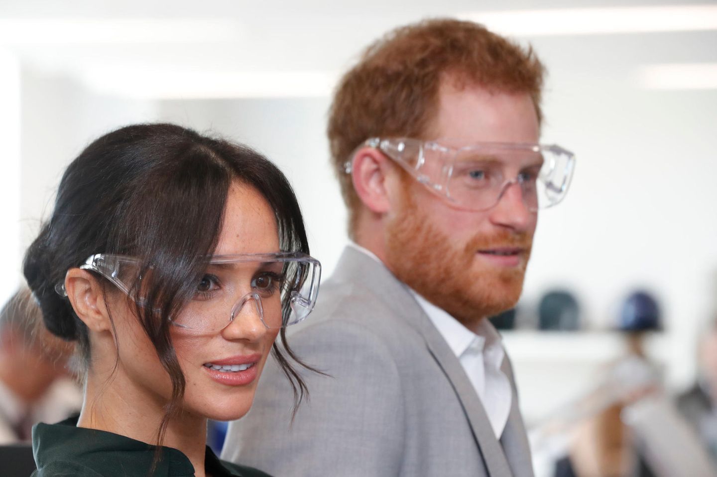 3. Oktober 2018  Prinz Harry und Herzogin Meghan besuchen die Eröffnung einer technischen Universität. Dort geht Sicherheit vor. Das royale Pärchen muss Schutzbrillen tragen. Sehen gar nicht mal so schlecht aus. 