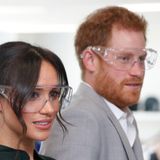 3. Oktober 2018  Prinz Harry und Herzogin Meghan besuchen die Eröffnung einer technischen Universität. Dort geht Sicherheit vor. Das royale Pärchen muss Schutzbrillen tragen. Sehen gar nicht mal so schlecht aus. 
