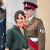 Die Seidenbluse gibt es aktuell für rund 80 Euro bei &other Stories zu kaufen. Das schwedische Label tragen auch Royals wie Prinzessin Victoria und Prinzessin Sofia sehr gerne. Und ja, sie haben richtig gelesen: Die Bluse ist noch verfügbar! 
