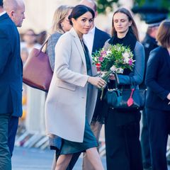 Wunder-Waden wie Herzogin Meghan  Besonders in Midi-Röcken und Heels kommen die schmalen, muskulösen Waden von Herzogin Meghan zur Geltung. 