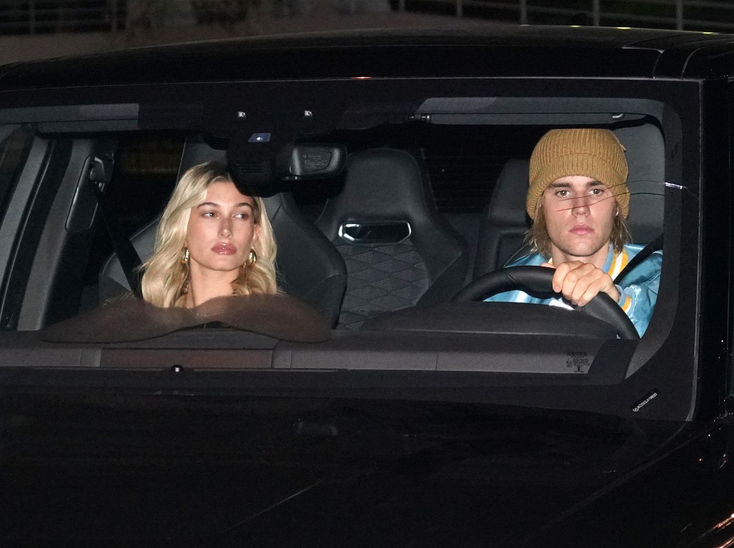 4. Oktober 2018   In einem coolen SUV kutschiert Justin Bieber seine Freundin Hailey Baldwin durch die Nacht. Doch was ist da bitte mit der Windschutzscheibe passiert? Genau vor Justins Gesicht ist ein großer Sprung im Glas zu sehen.