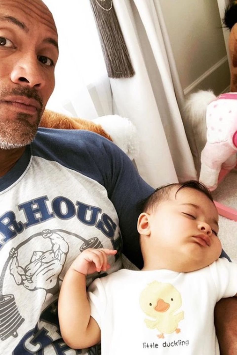 3. Oktober 2018   Hollywoodstar Dwayne Johnson teilt einen niedlichen Papa-Tochter-Moment.