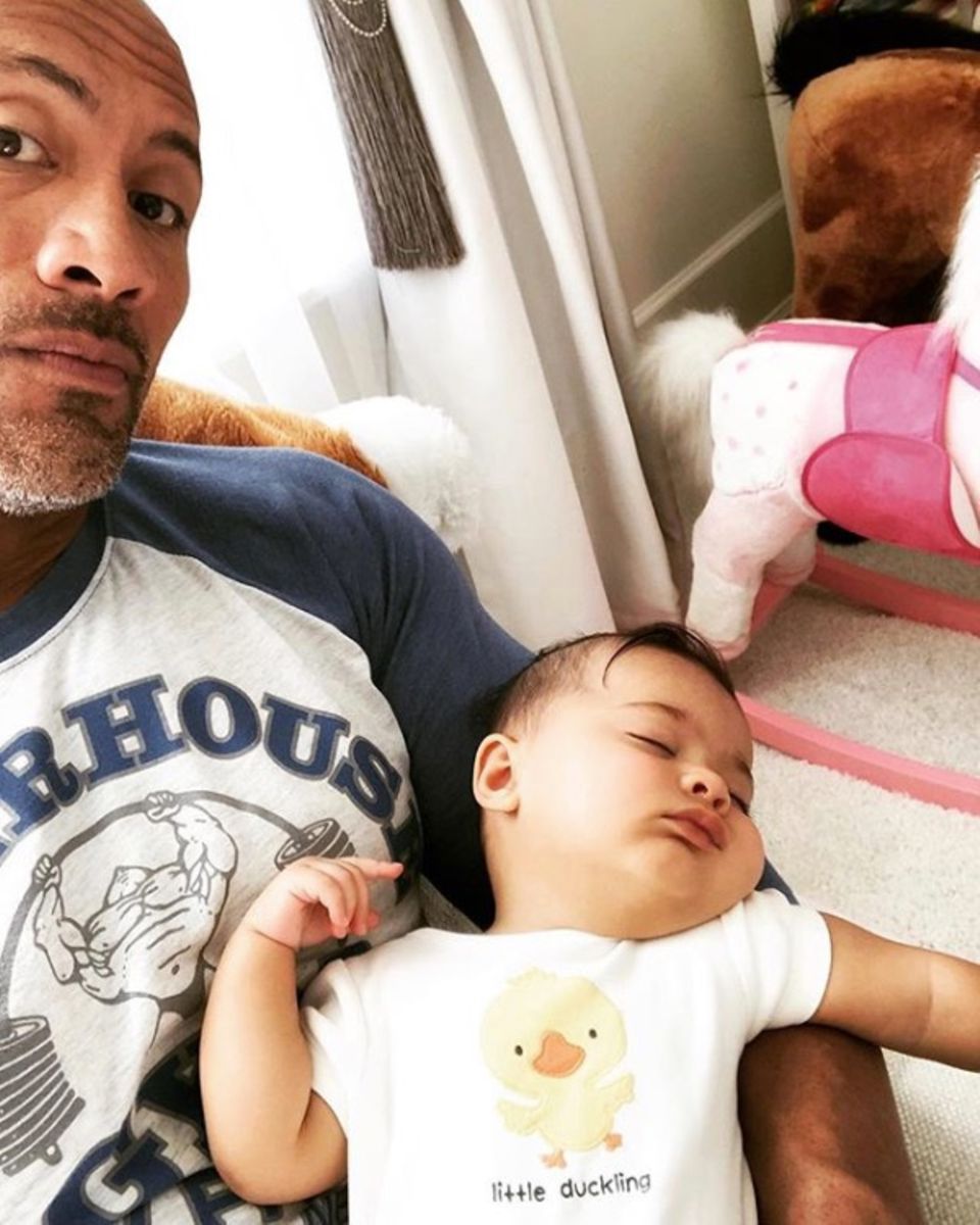 3. Oktober 2018 Hollywoodstar Dwayne Johnson teilt einen niedlichen Papa-Tochter-Moment. 3. Oktober 2018 Hollywoodstar Dwayne Johnson teilt einen niedlichen Papa-Tochter-Moment.