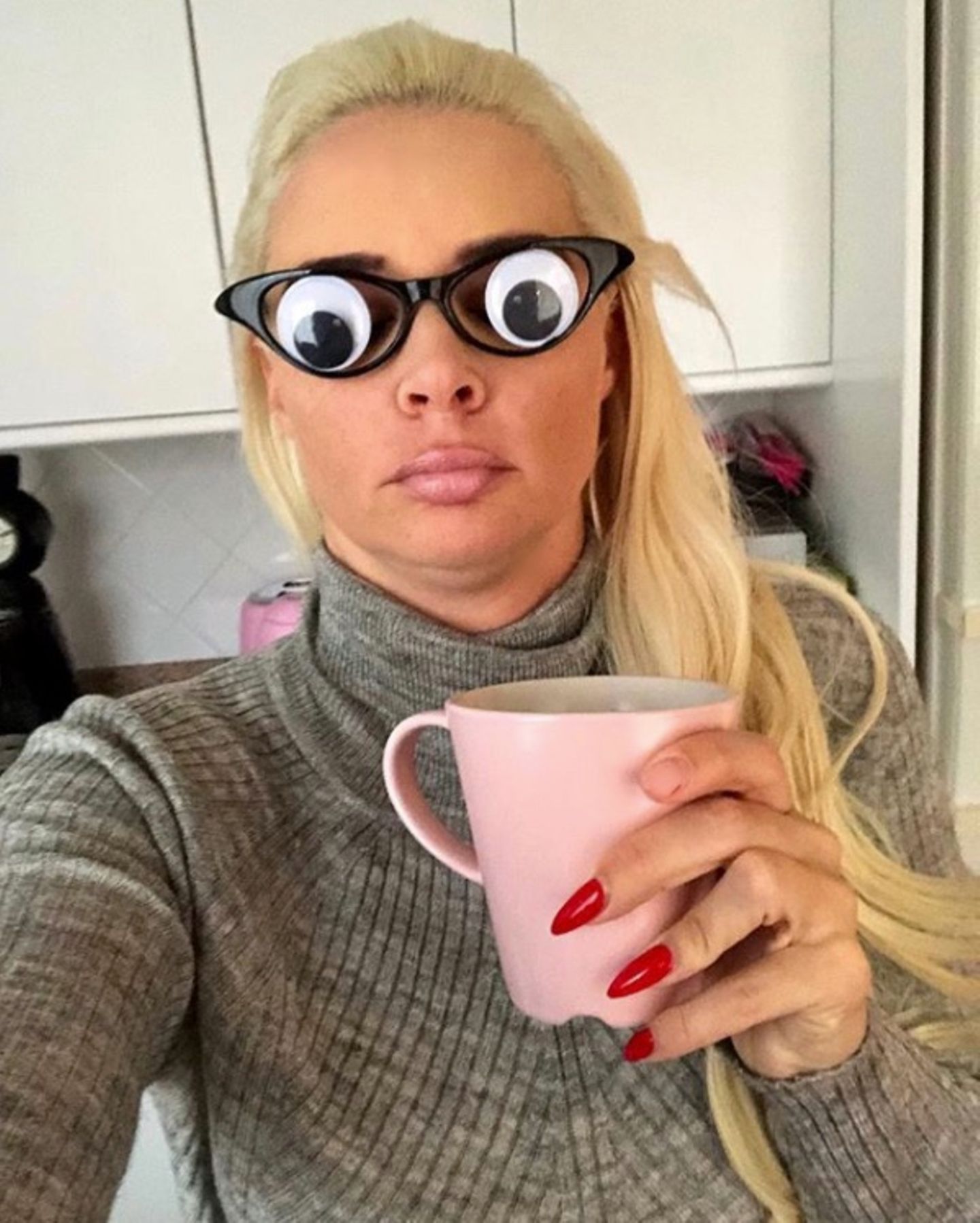 4. Oktober 2018   Mit dieser Brille könnte sie einen neuen Trend setzen: "Wach. Wer noch?", postet Daniela Katzenberger zu ihrem lustigen Selfie.