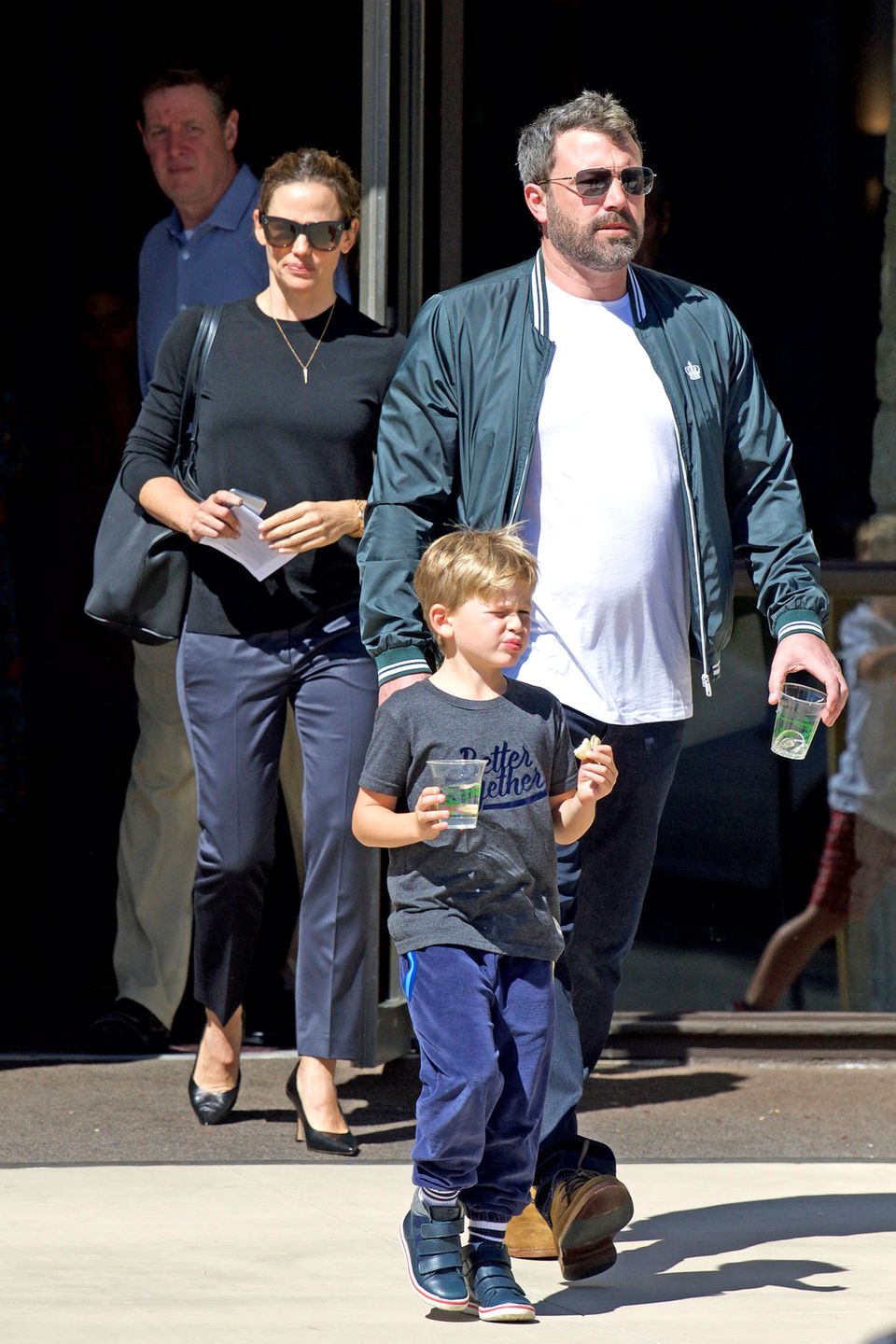 Jennifer Garner + Ben Affleck verlassen Ende September gemeinsam mit ihrem Sohn einen Gottesdienst Jennifer Garner + Ben Affleck verlassen Ende September gemeinsam mit ihrem Sohn einen Gottesdienst